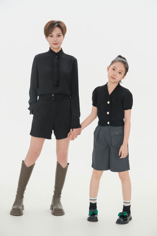 白色背景里的美丽妈妈与可爱女儿亲子人像