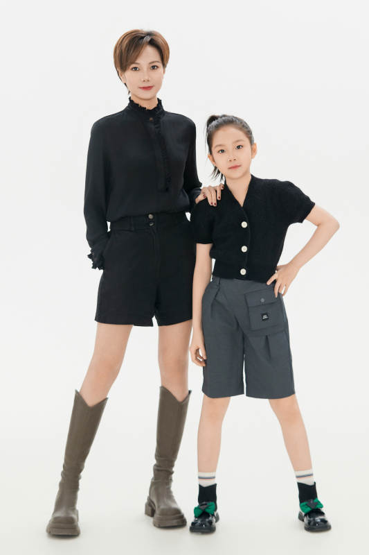 白色背景里的美丽妈妈与可爱女儿亲子人像