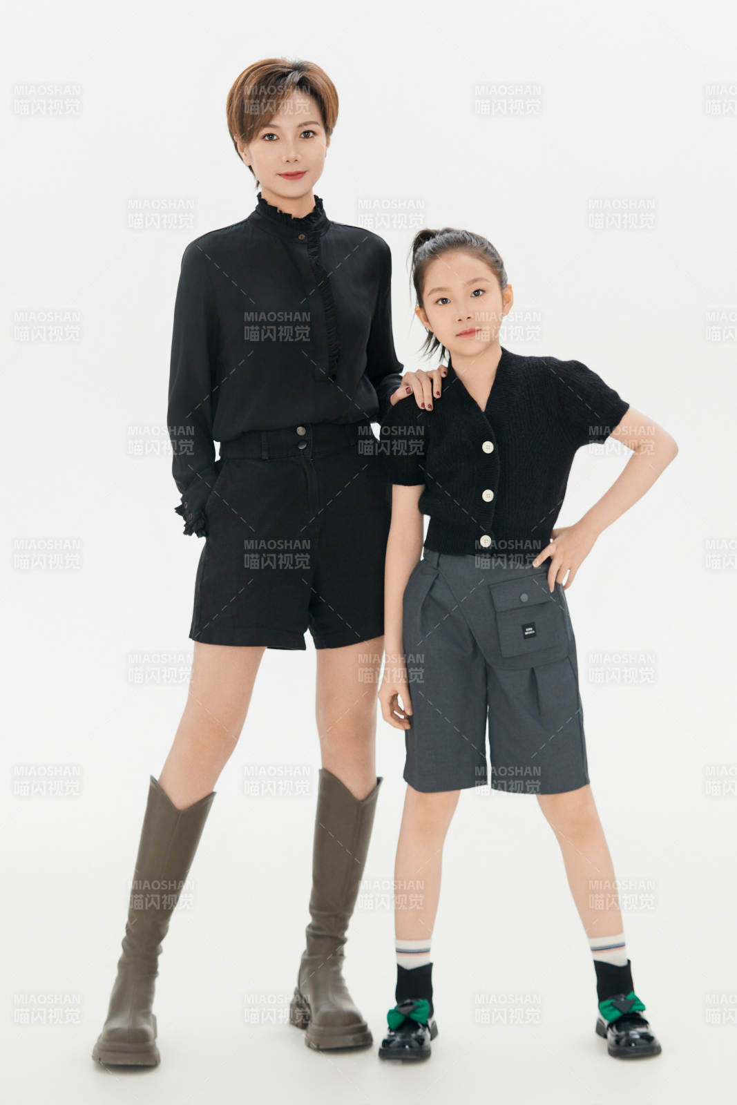 白色背景里的美丽妈妈与可爱女儿亲子人像