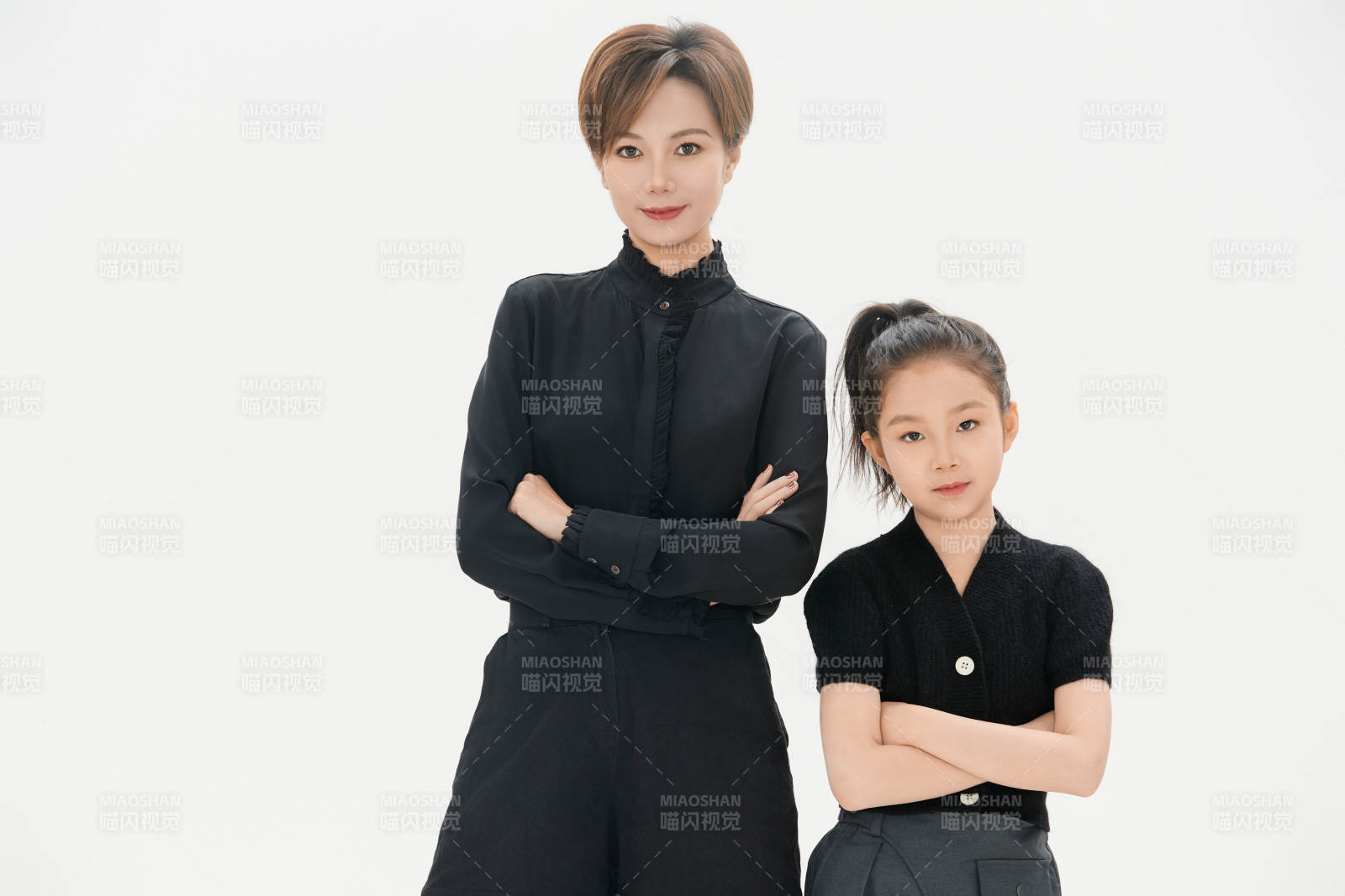 白色背景里的美丽妈妈与可爱女儿亲子人像