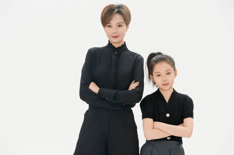 白色背景里的美丽妈妈与可爱女儿亲子人像