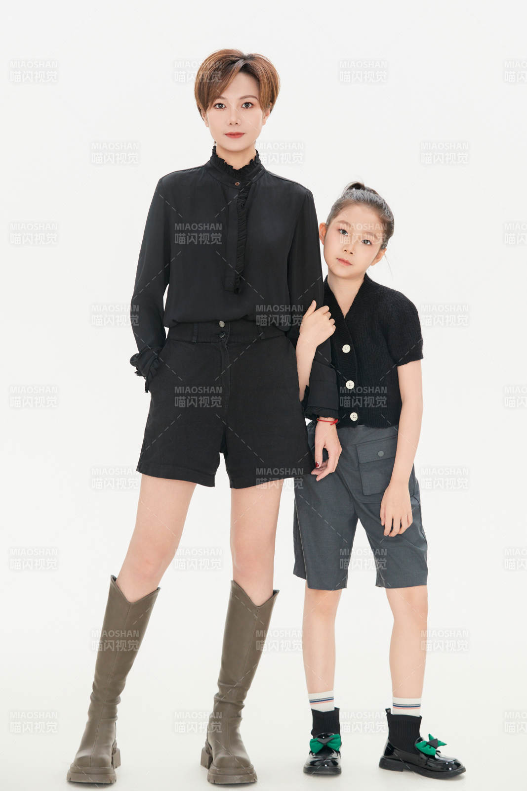 白色背景里的美丽妈妈与可爱女儿亲子人像