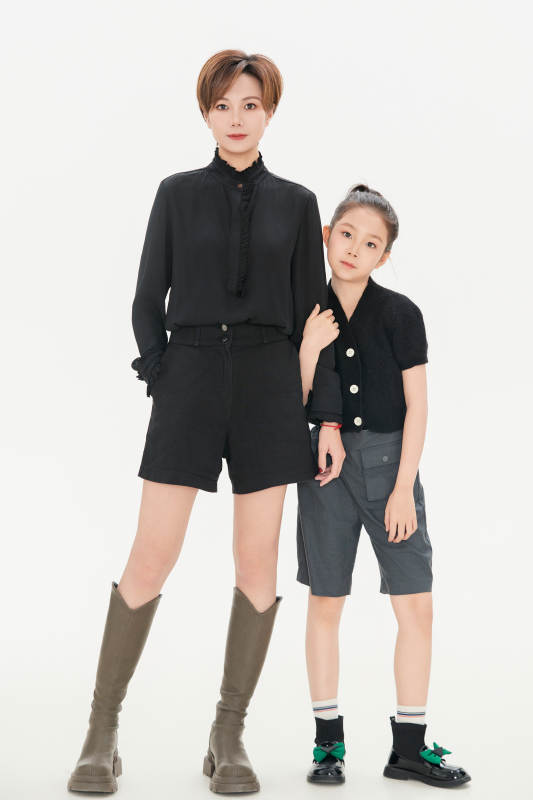 白色背景里的美丽妈妈与可爱女儿亲子人像