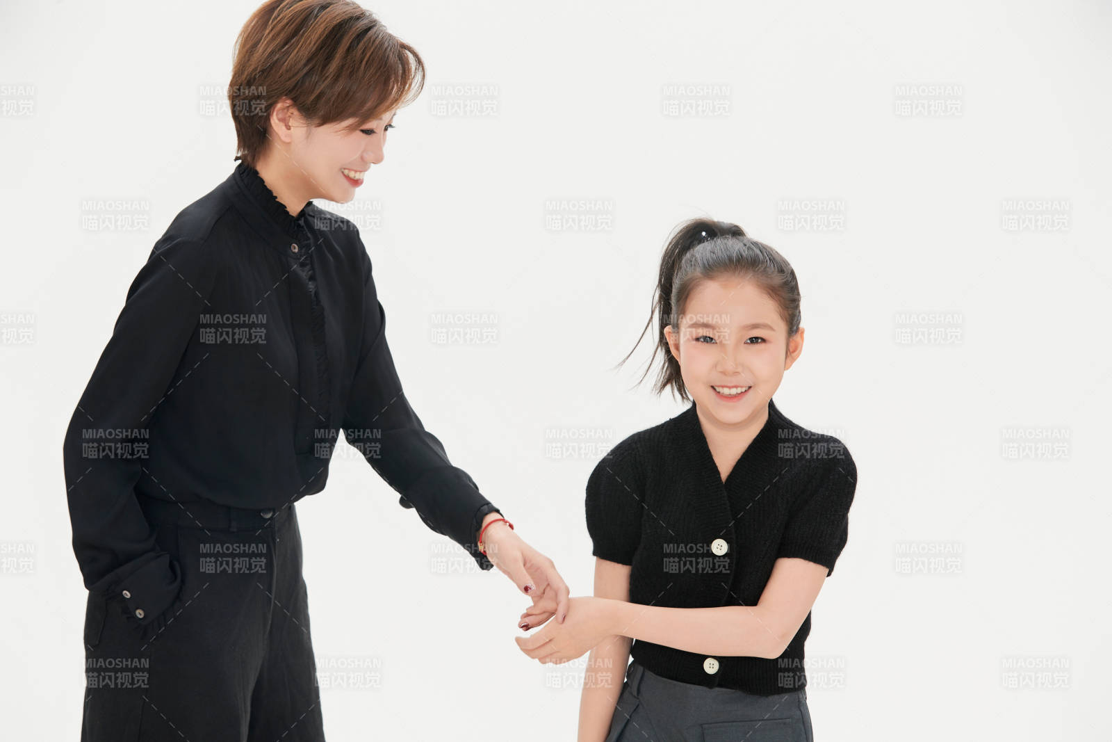 白色背景里的美丽妈妈与可爱女儿亲子人像