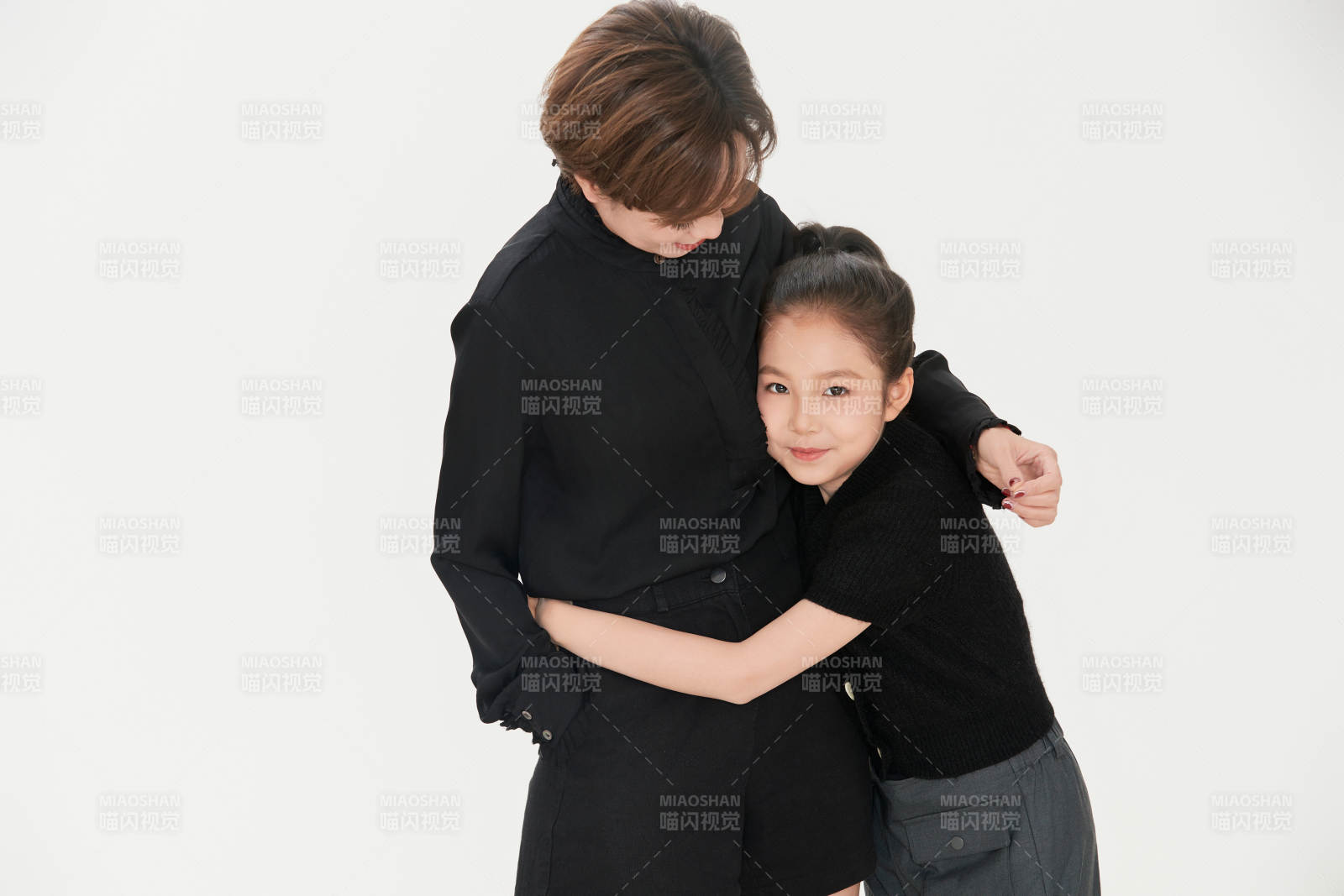 白色背景里的美麗媽媽與可愛女兒親子人像