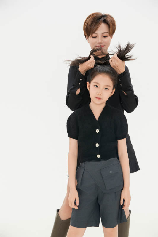 白色背景里的美丽妈妈与可爱女儿亲子人像