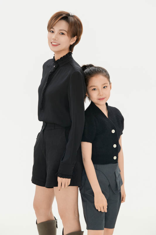 白色背景里的美丽妈妈与可爱女儿亲子人像