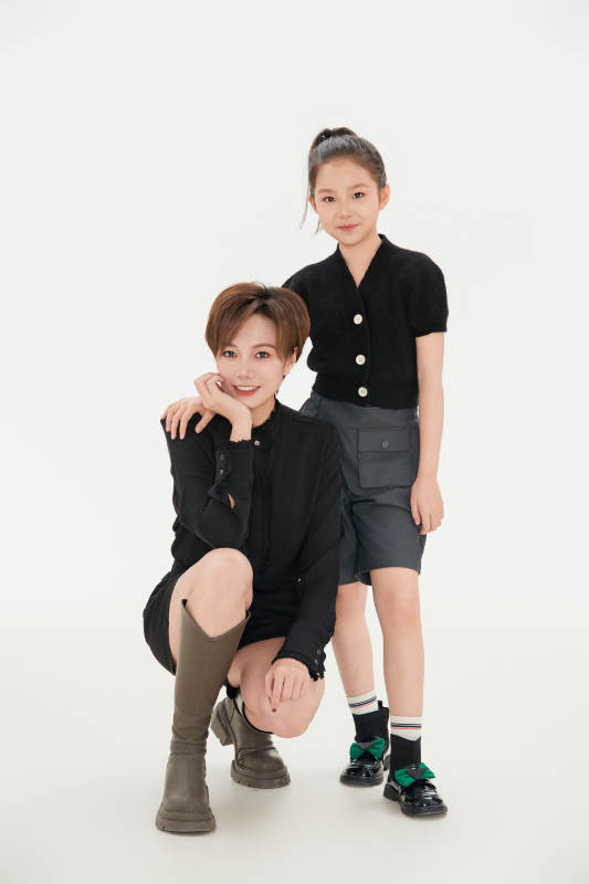 白色背景里的美丽妈妈与可爱女儿亲子人像