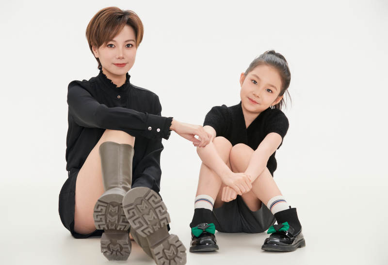 白色背景里的美丽妈妈与可爱女儿亲子人像