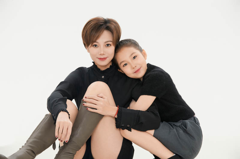 白色背景里的美丽妈妈与可爱女儿亲子人像