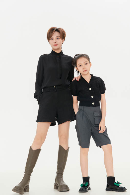 白色背景里的美丽妈妈与可爱女儿亲子人像