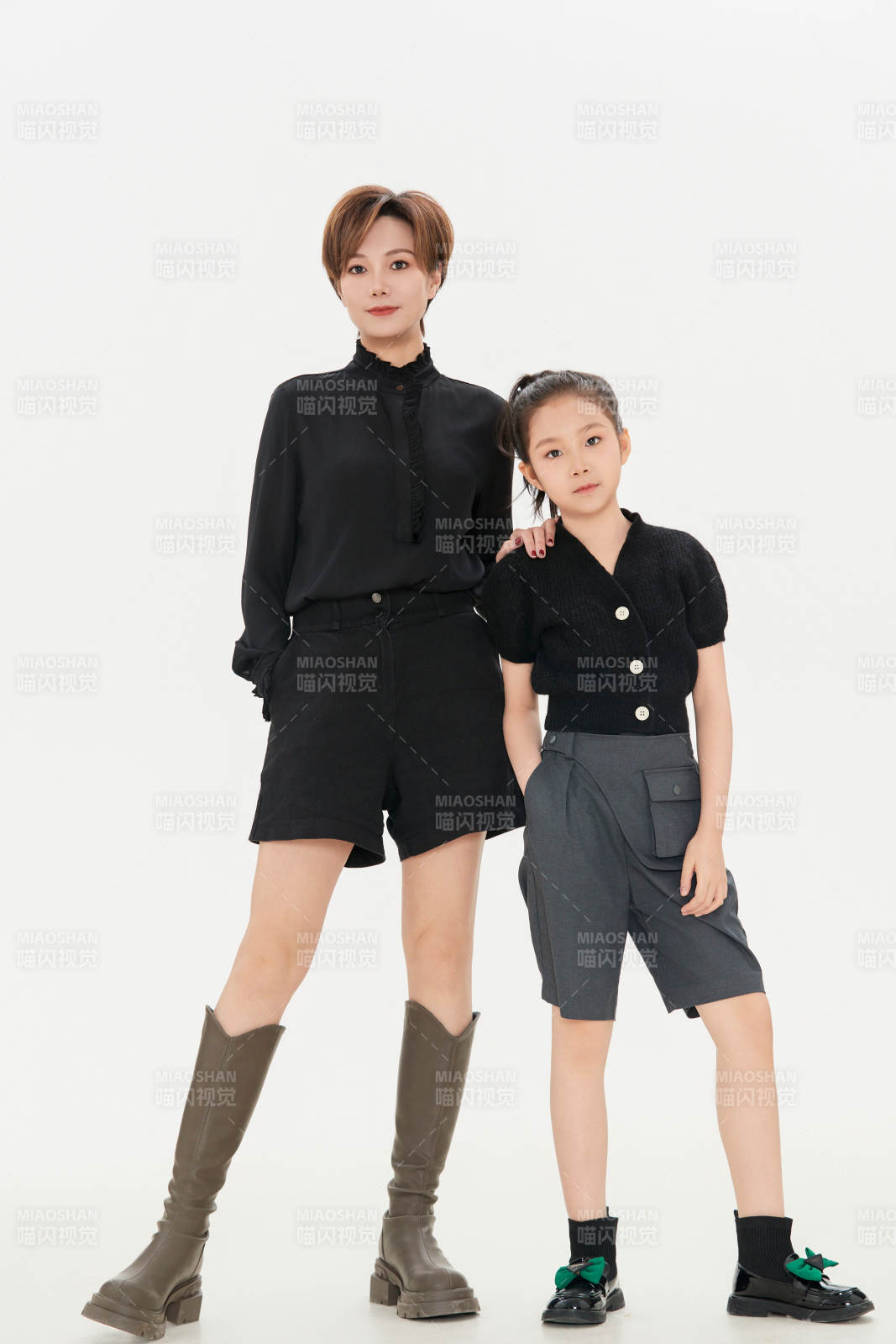 白色背景里的美丽妈妈与可爱女儿亲子人像