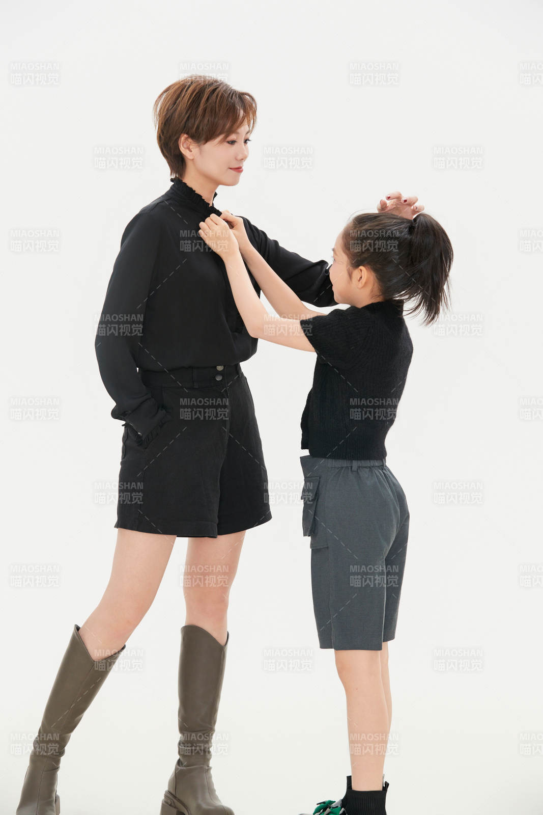 白色背景里的美丽妈妈与可爱女儿亲子人像