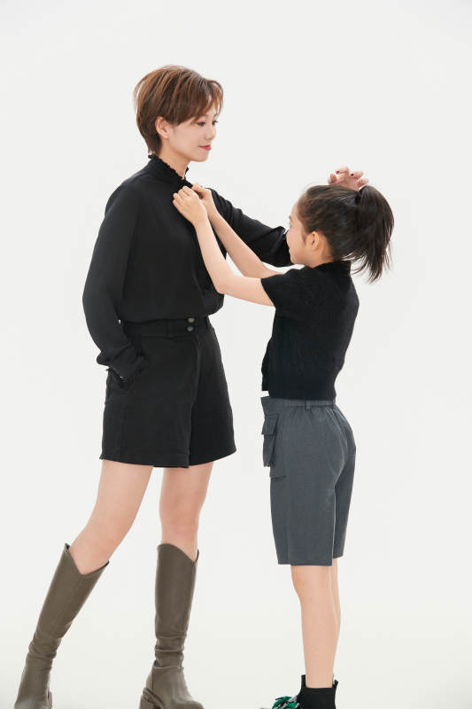 白色背景里的美丽妈妈与可爱女儿亲子人像