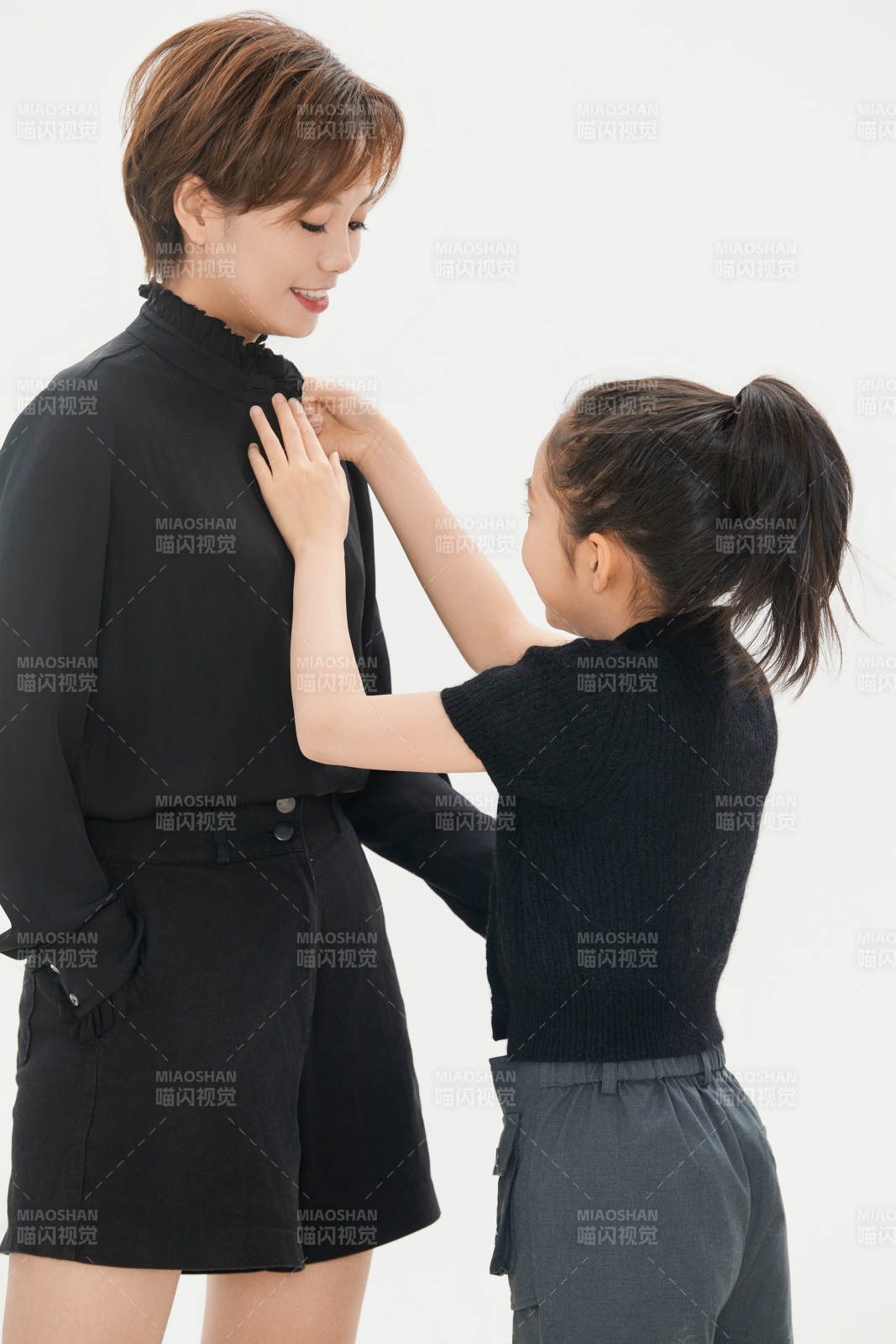 白色背景里的美麗媽媽與可愛女兒親子人像