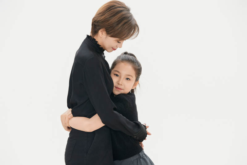白色背景里的美丽妈妈与可爱女儿亲子人像