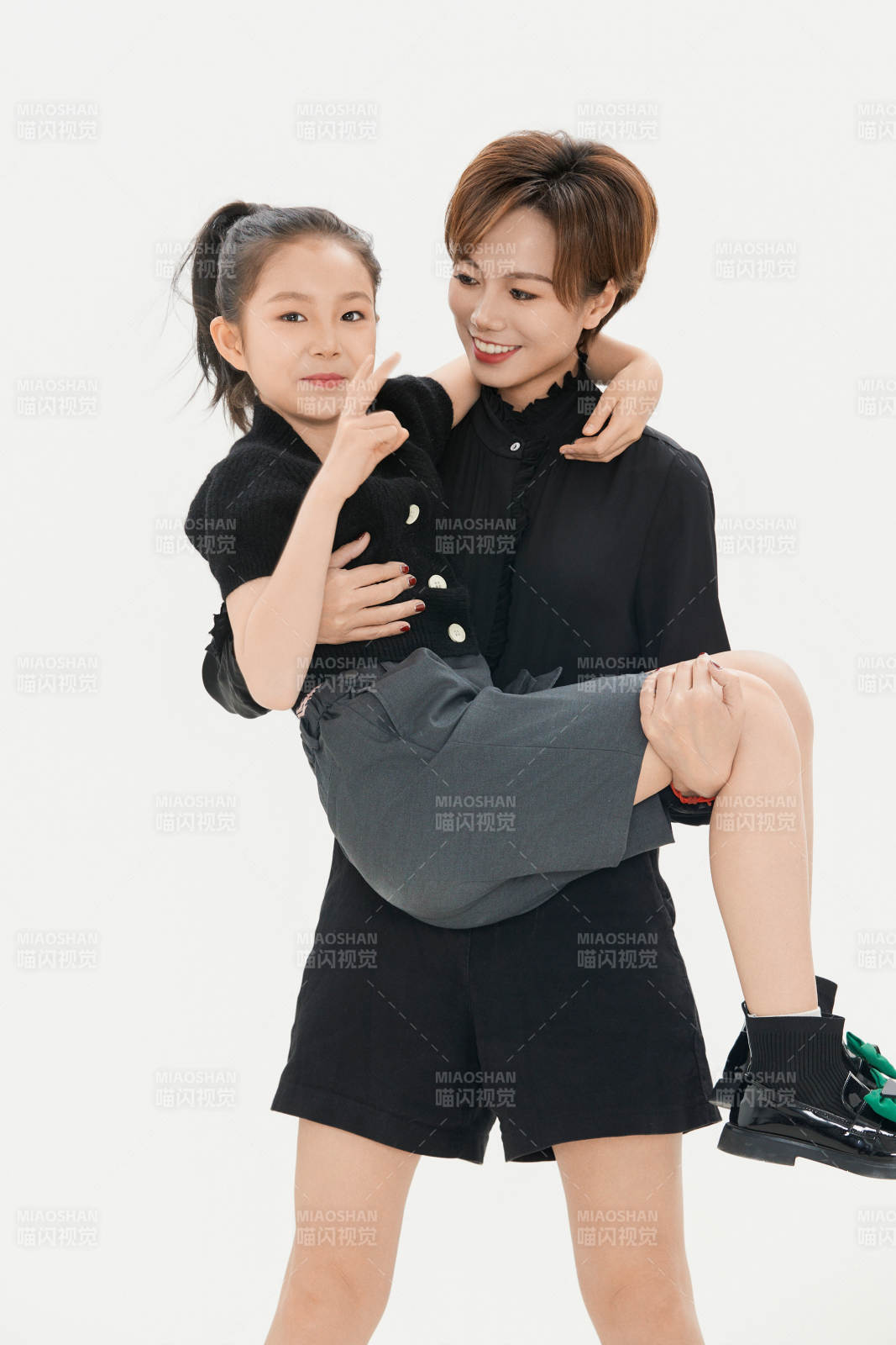 白色背景里的美丽妈妈与可爱女儿亲子人像