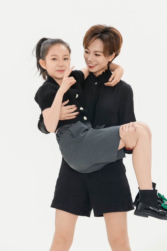 白色背景里的美丽妈妈与可爱女儿亲子人像