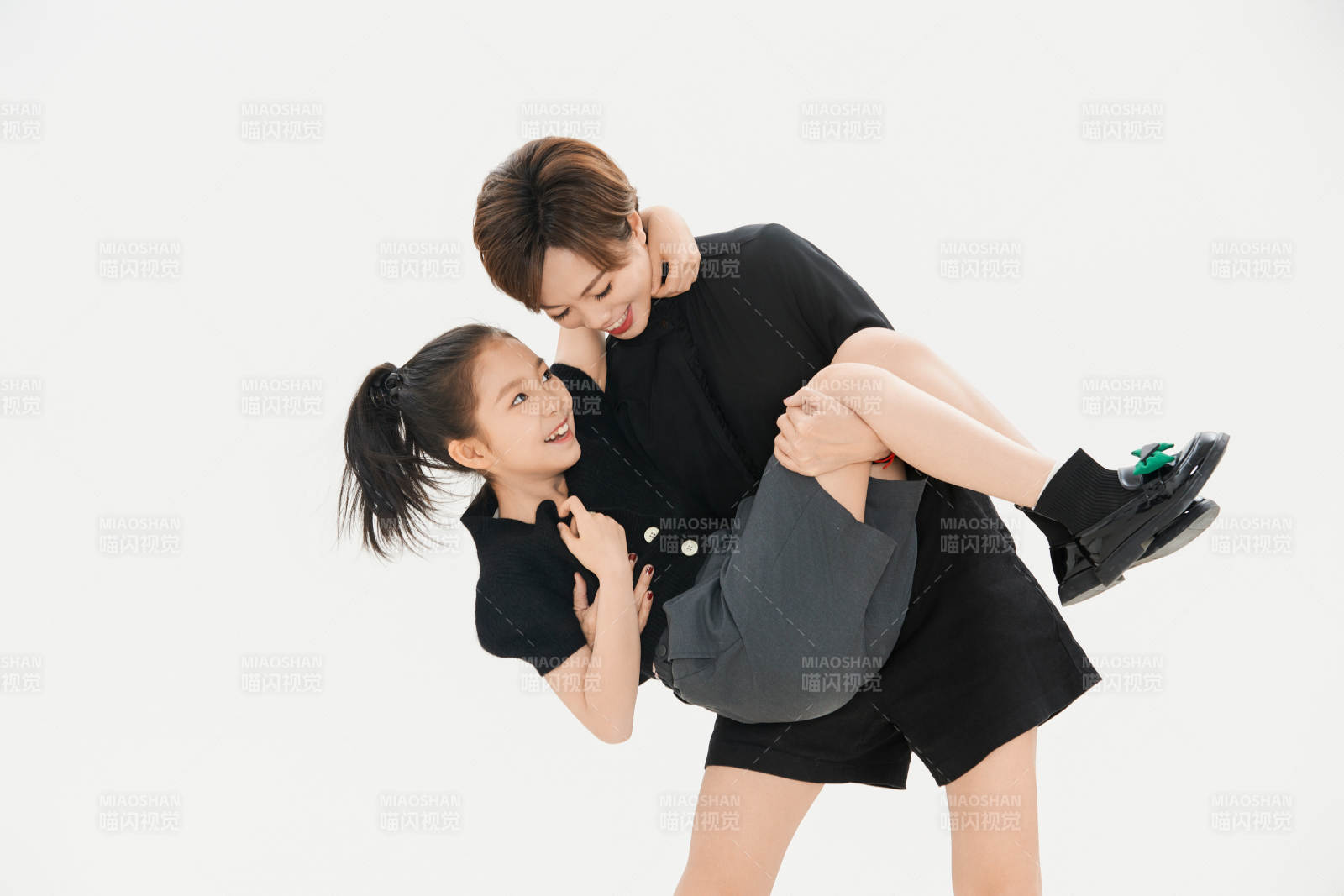 白色背景里的美麗媽媽與可愛(ài)女兒親子人像