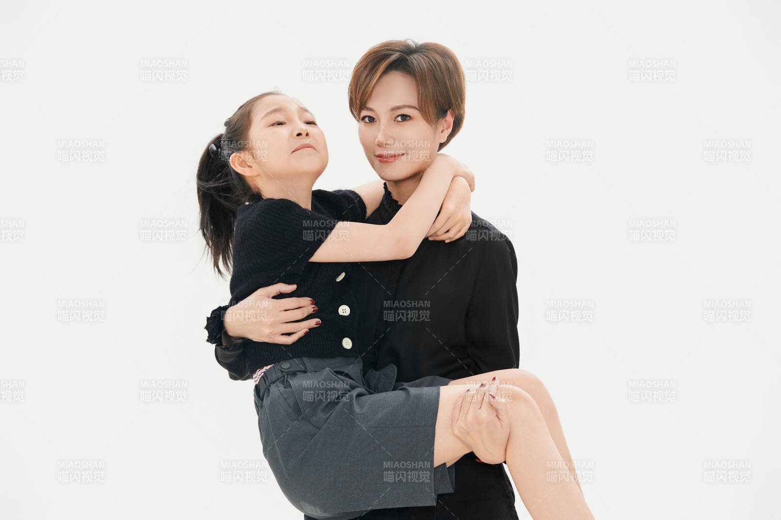 白色背景里的美丽妈妈与可爱女儿亲子人像