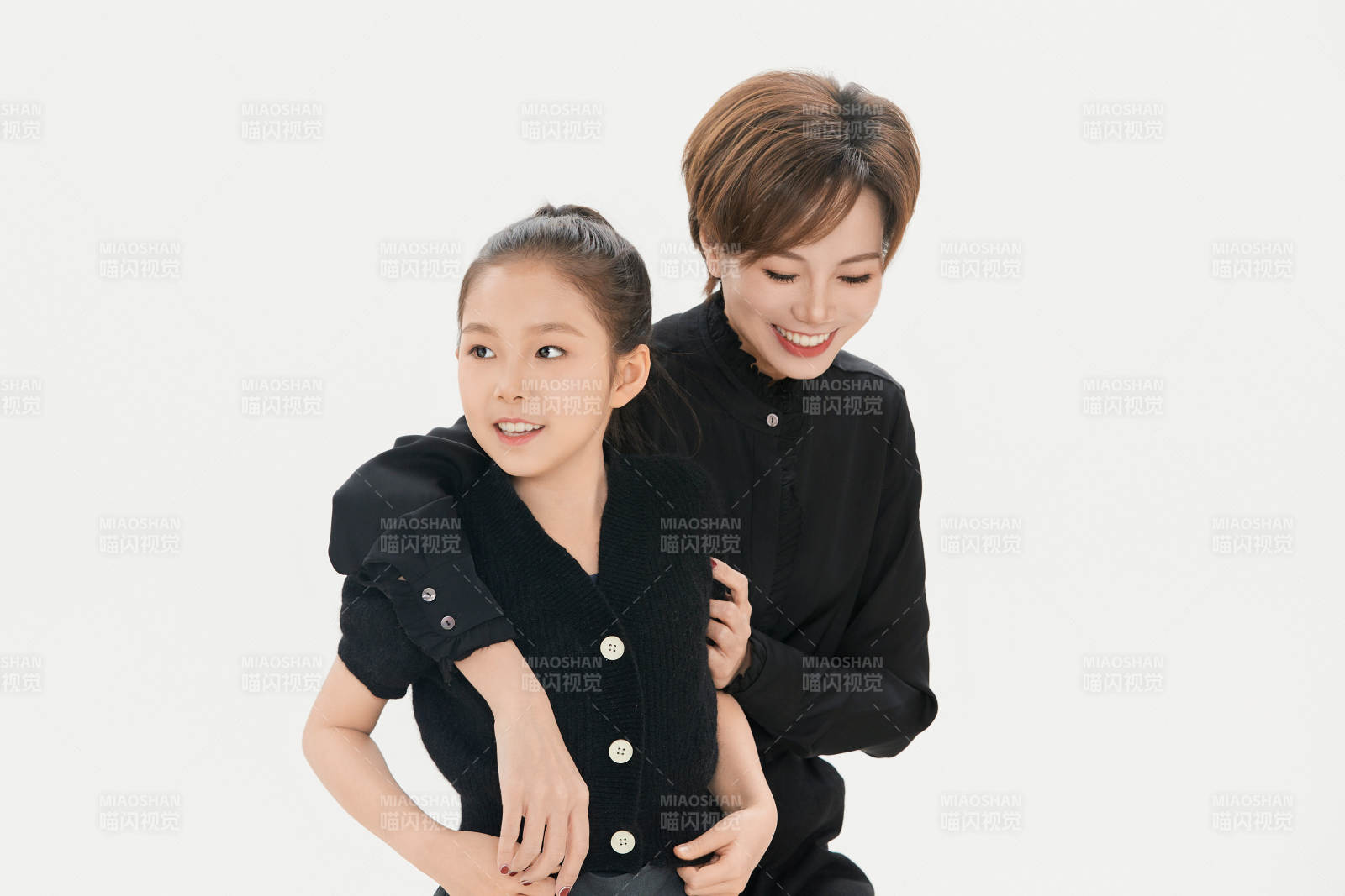 白色背景里的美丽妈妈与可爱女儿亲子人像