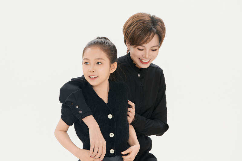 白色背景里的美丽妈妈与可爱女儿亲子人像