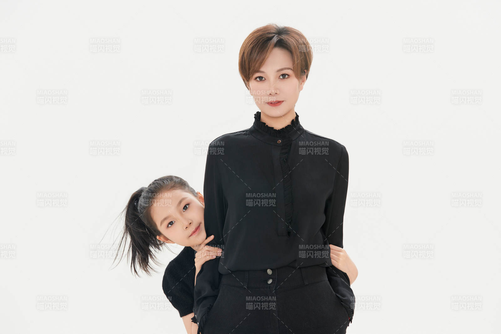 白色背景里的美麗媽媽與可愛(ài)女兒親子人像