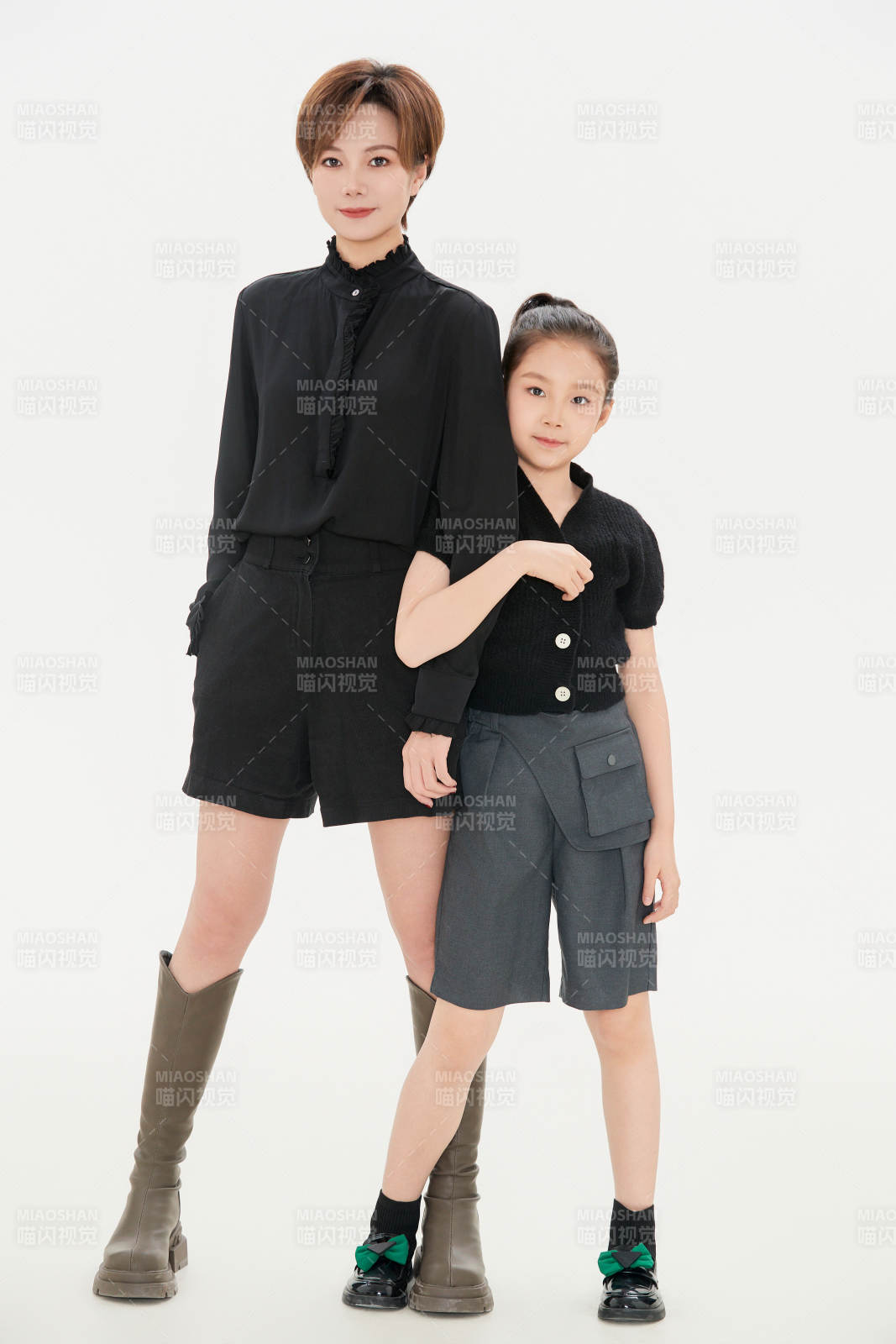 白色背景里的美麗媽媽與可愛女兒親子人像