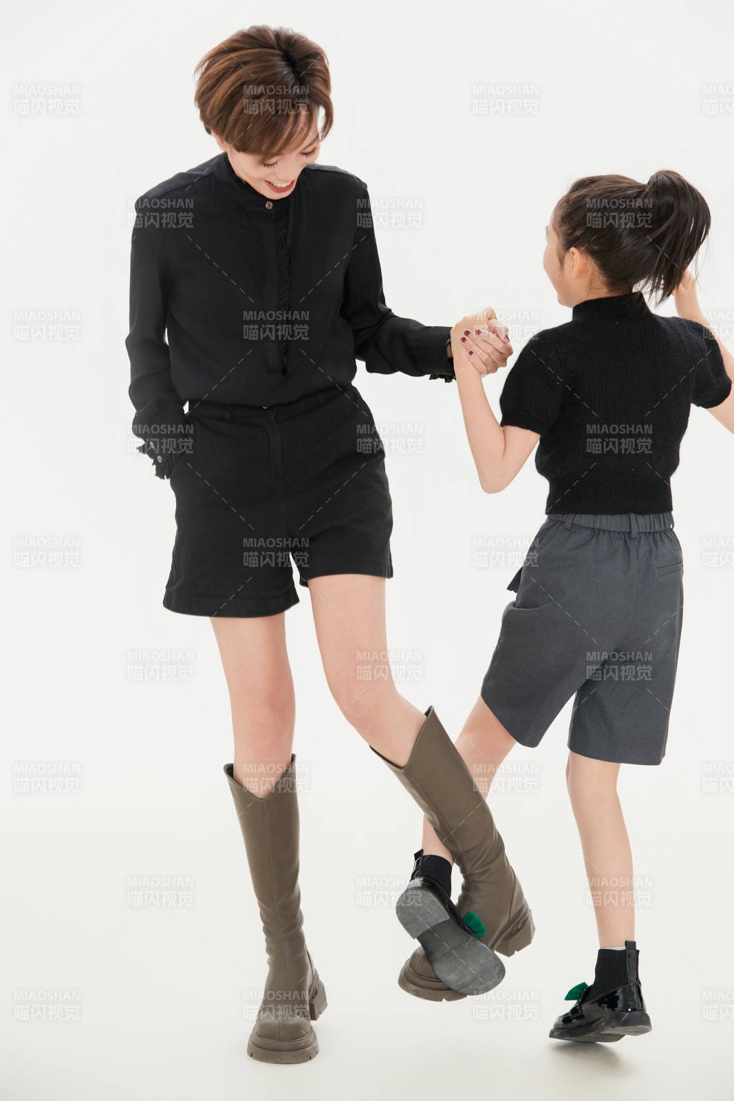 白色背景里的美丽妈妈与可爱女儿亲子人像