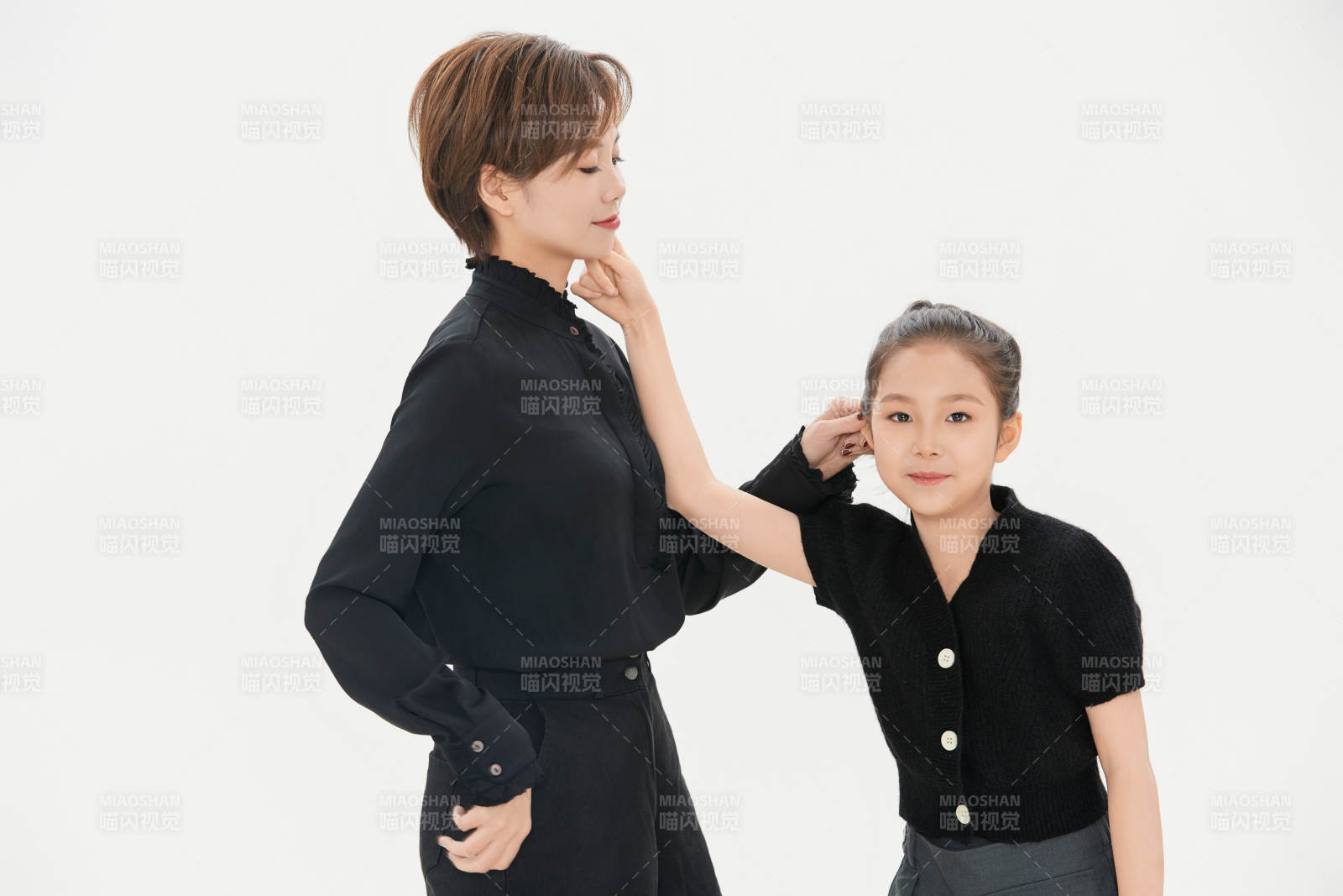 白色背景里的美麗媽媽與可愛女兒親子人像