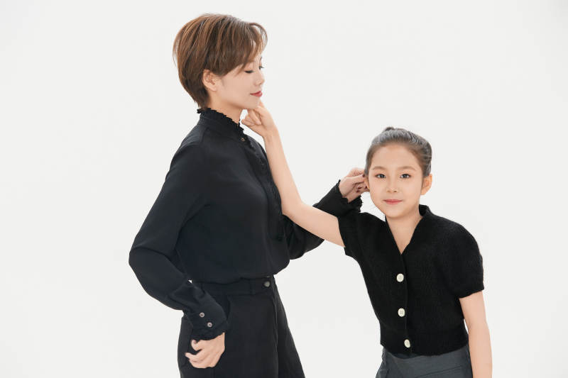 白色背景里的美麗媽媽與可愛女兒親子人像