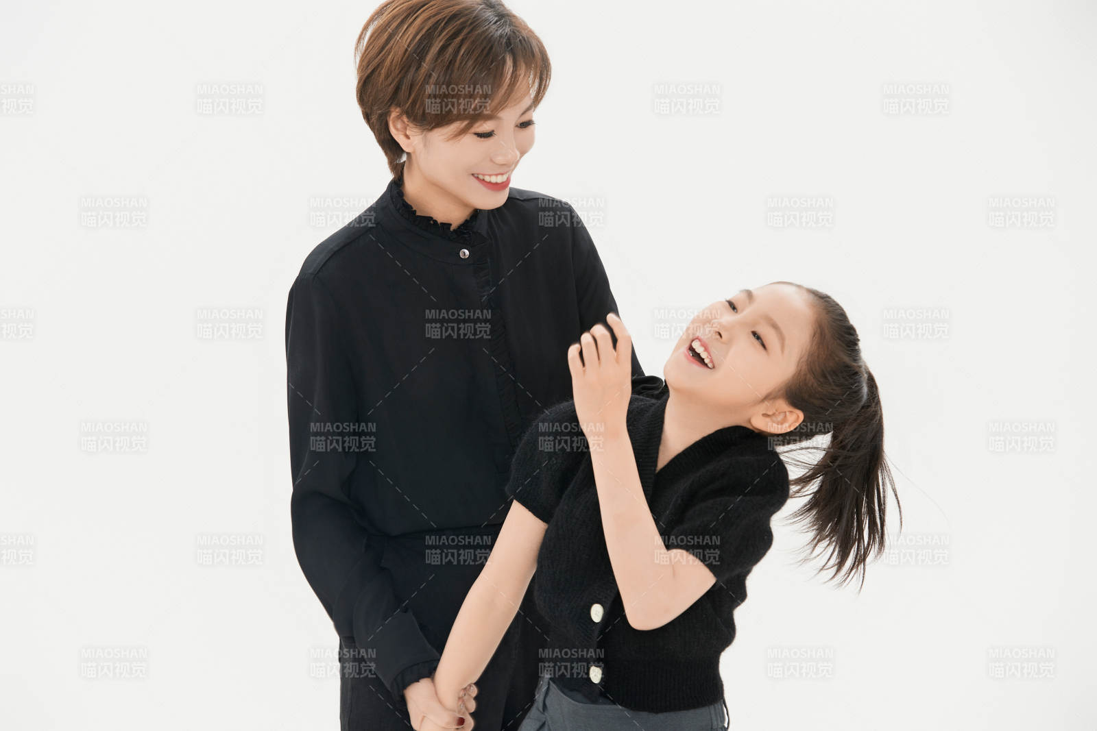 白色背景里的美丽妈妈与可爱女儿亲子人像