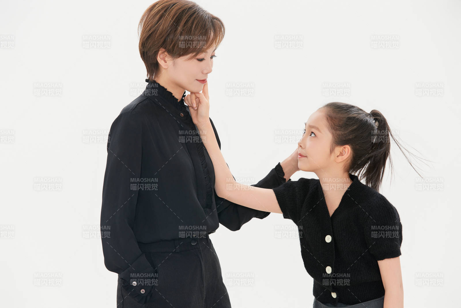 白色背景里的美丽妈妈与可爱女儿亲子人像