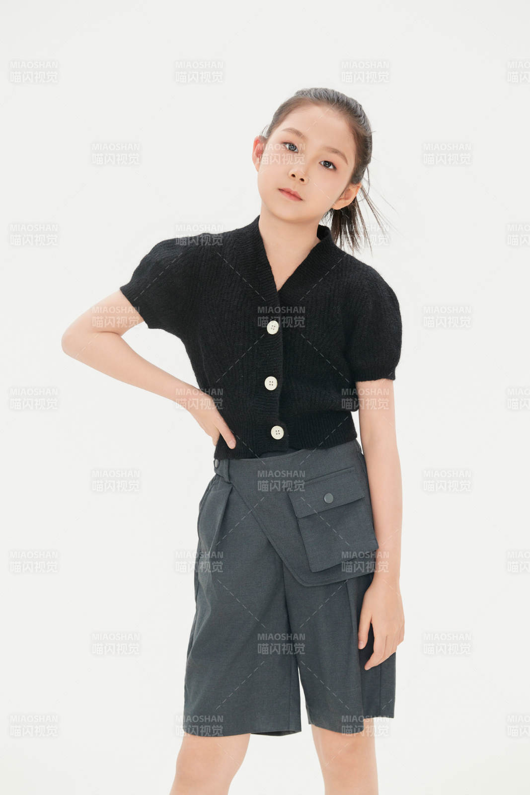 白色背景里的活泼可爱的中国小女孩儿童