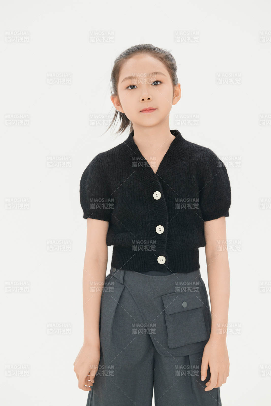 白色背景里的活泼可爱的中国小女孩儿童