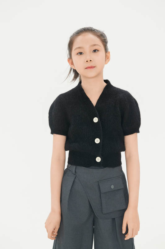 白色背景里的活泼可爱的中国小女孩儿童