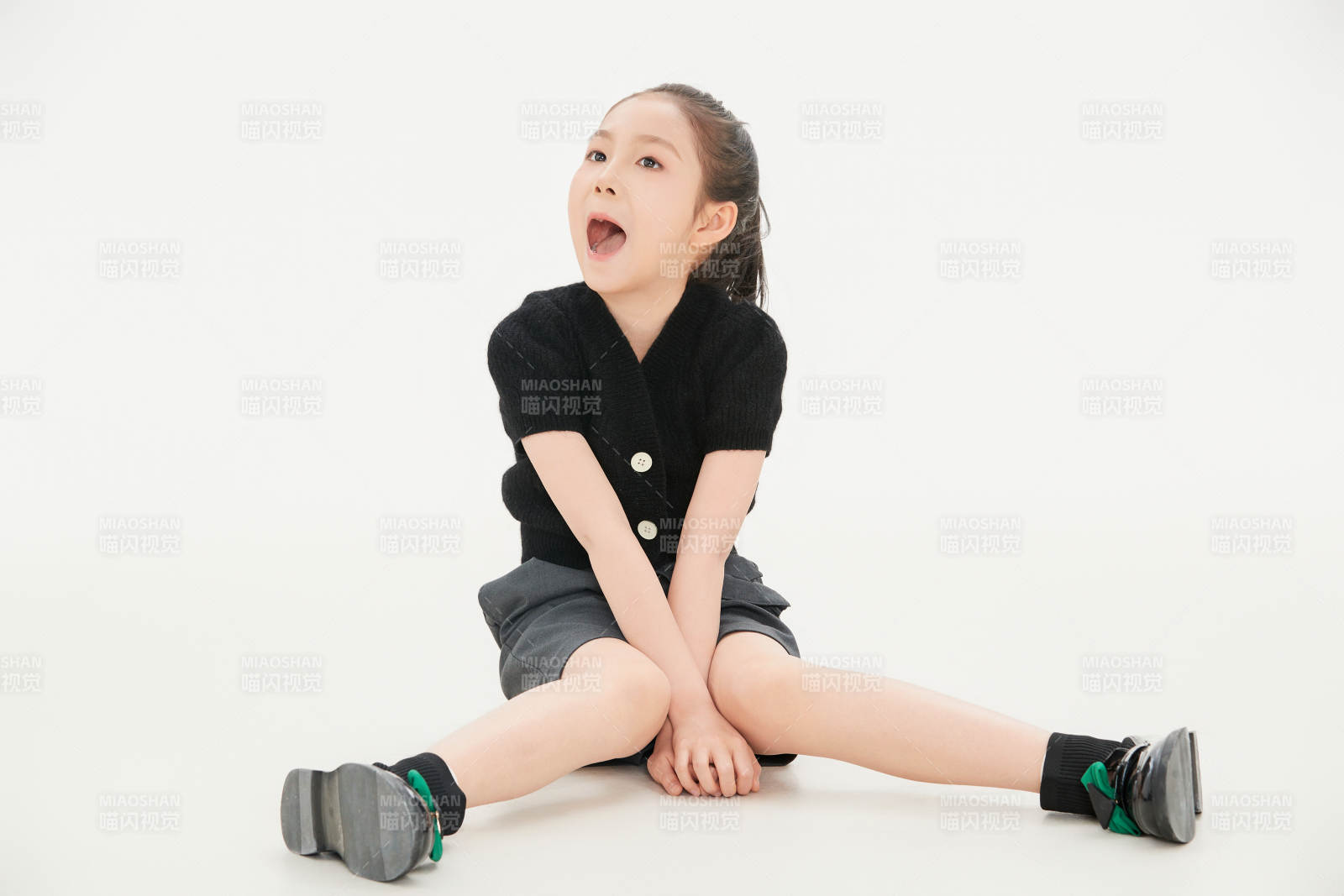 白色背景里的活潑可愛(ài)的中國(guó)小女孩兒童