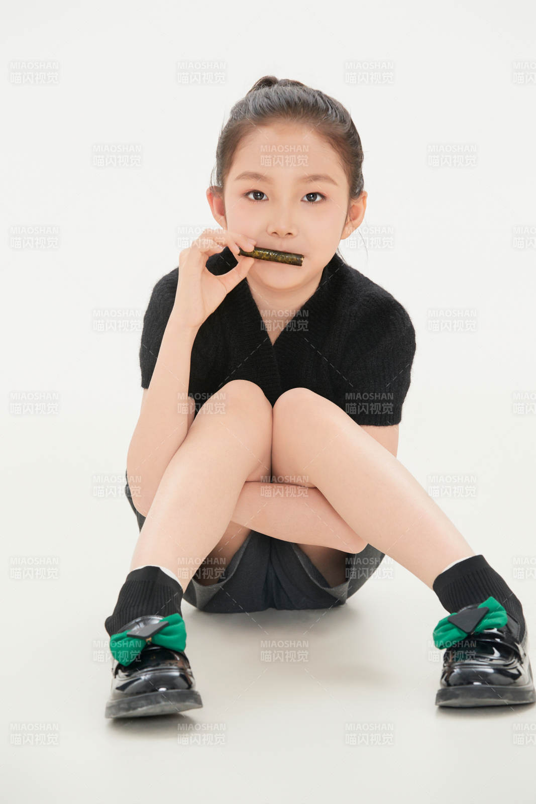 白色背景里的活泼可爱的中国小女孩儿童