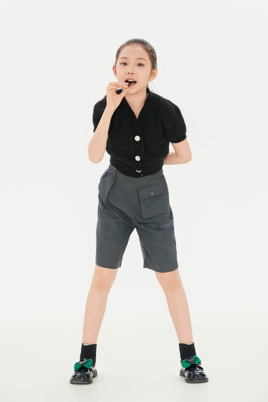 白色背景里的活泼可爱的中国小女孩儿童