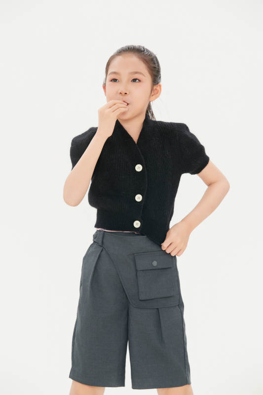 白色背景里的活泼可爱的中国小女孩儿童