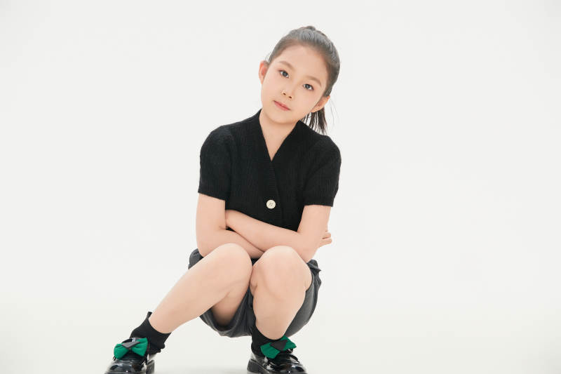 白色背景里的活泼可爱的中国小女孩儿童