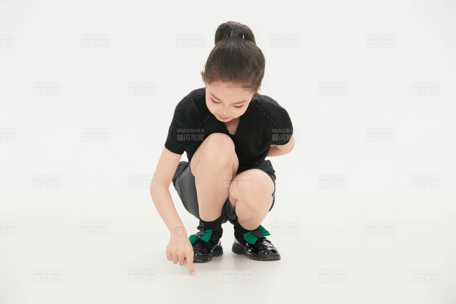 白色背景里的活泼可爱的中国小女孩儿童