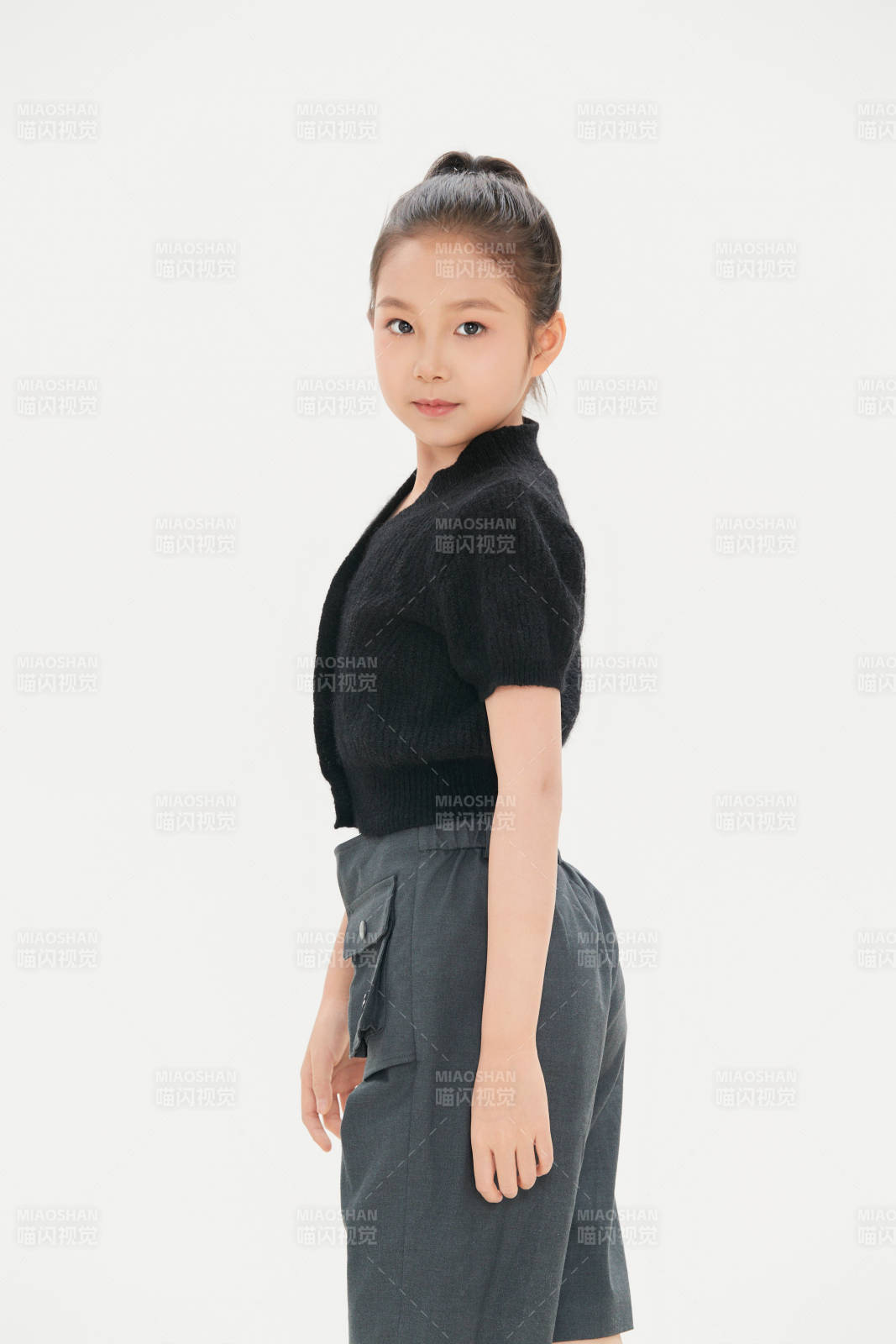 白色背景里的活潑可愛的中國小女孩兒童