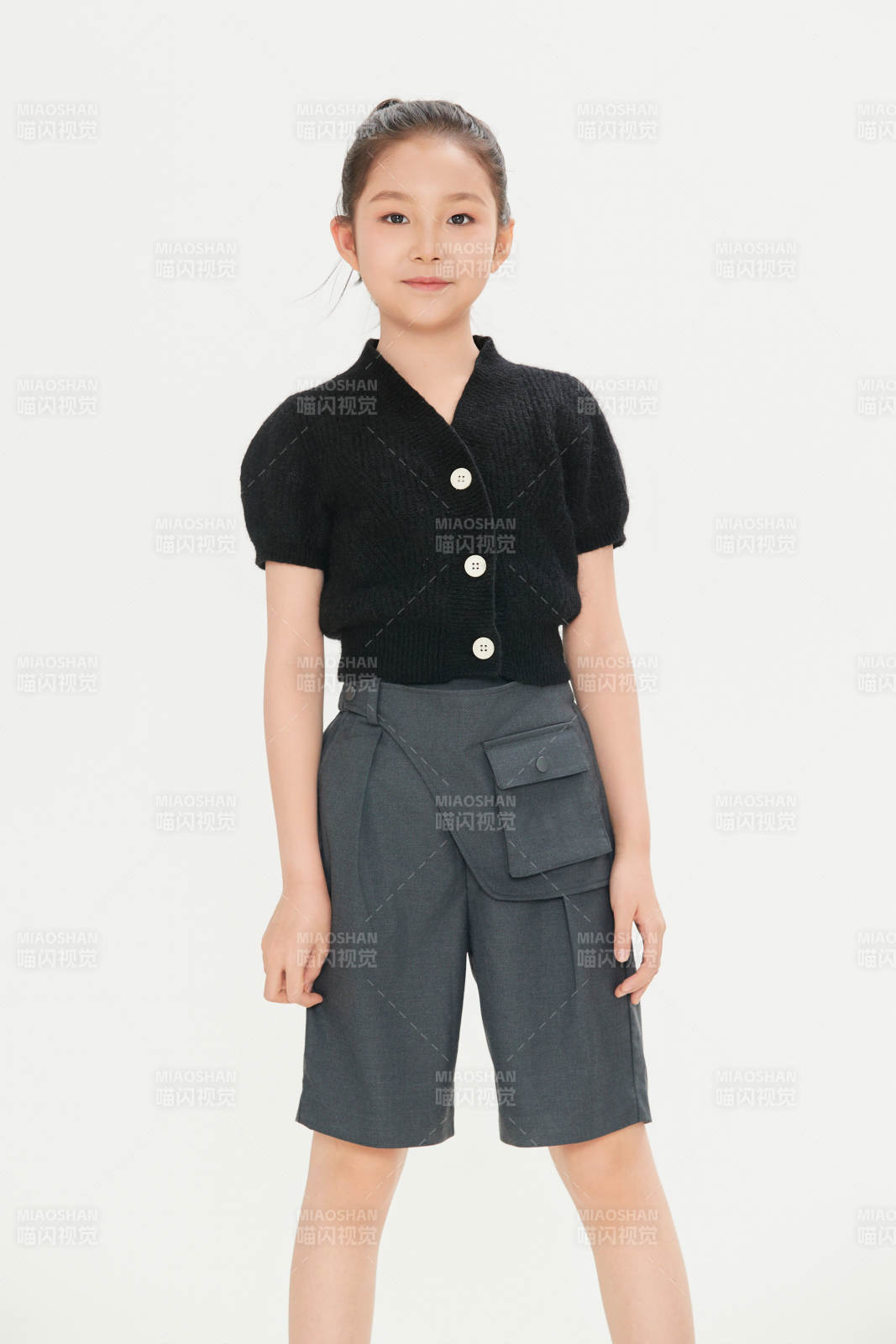 白色背景里的活泼可爱的中国小女孩儿童