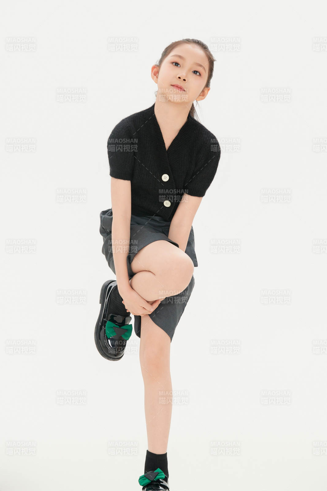 白色背景里的活泼可爱的中国小女孩儿童