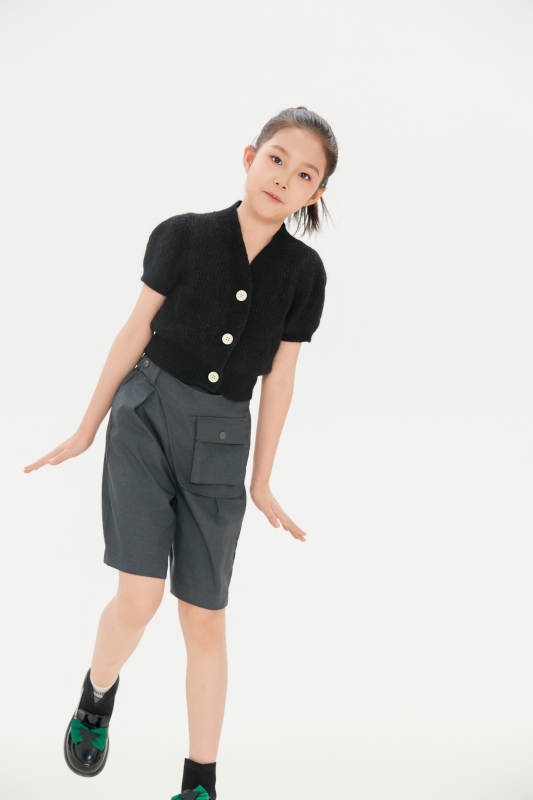 白色背景里的活泼可爱的中国小女孩儿童