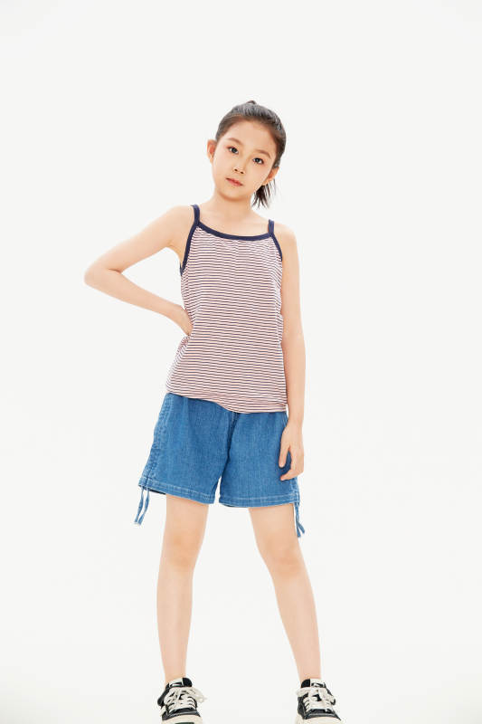 白色背景里的活泼可爱的中国小女孩儿童