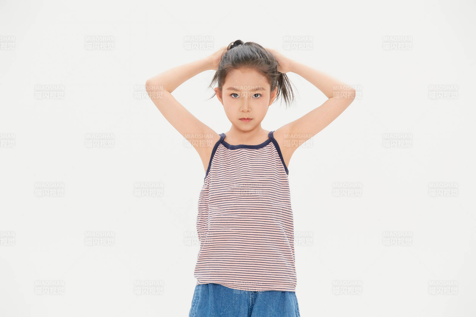 白色背景里的活潑可愛的中國小女孩兒童