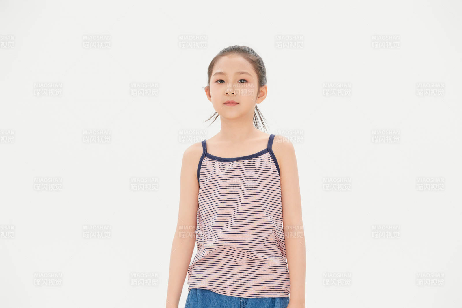 白色背景里的活泼可爱的中国小女孩儿童