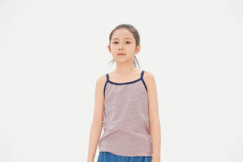 白色背景里的活泼可爱的中国小女孩儿童